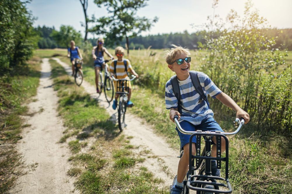 Une famille heureuse faisant du vélo en vacances